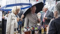 Bersama dengan suami tercintanya, Camilla dan Raja Charles tampaknya sedang melihat-lihat minuman alkohol nih. Foto: Instagram @clarencehouse