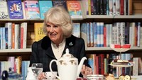 Tampaknya teh dan biskuit menjadi camilan favorit para anggota Kerajaan ya? Ketika Camilla datang ke perpustakaan pun dirinya tetap disuguhkan teh dan camilan kue. Foto: Instagram @clarencehouse