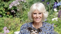 Camilla merupakan permaisuri kerajaan Inggris sekaligus menantu dari mendiang Ratu Elizabeth II. Di tengah kesibukannya, Camilla tampaknya juga suka menikmati minum teh seperti Ratu. Foto: Instagram @clarencehouse