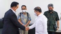 Intinya, Yusril menuturkan, selain bidang hubungan luar negeri, pertahanan keamanan, moneter, hukum dan agama, kewenangan instansi dan badan pemerintah harus dilimpahkan kepada Badan Otorita untuk mengaturnya secara khusus. Tentu, kata dia, tetap berdasarkan UU IKN dan melaksanakannya hanya di wilayah IKN.