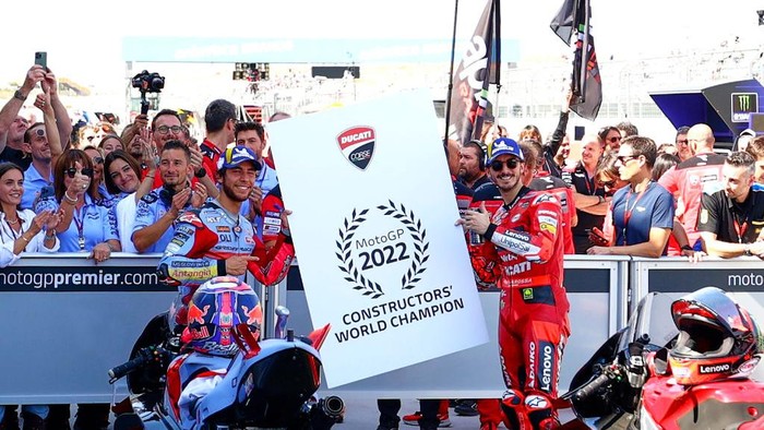 ALCANIZ, SPAIN - SEPTEMBER 18: Enea Bastianini and Francesco Bagnaia of Italy celebrating the Ducati victory in the Constructors World Championship with their teams during the MotoGP race at Motorland Aragon Circuit on September 18, 2022 in Alcaniz, Spain. (Photo by Joan Cros Garcia - Corbis/Corbis via Getty Images)