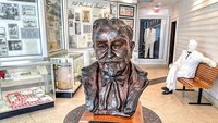 Sepeninggalnya mendiang Kolonel Sanders, Sanders Cafe and Museum sengaja dibuat untuk mengenang perjalanannya. Ada pahatan patung wajah Kolonel Sanders yang akan menyambut para pengunjung. Foto: Sanders Cafe