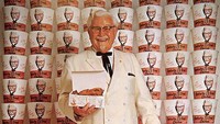 Ada sosok Kolonel Sanders yang menemukan resep ayam goreng lezat yang kemudian dijual dengan merek KFC atau Kentucky Fried Chicken. Wajah kakek yang populer ini bahkan menjadi logo resmi KFC. Foto: Sanders Cafe