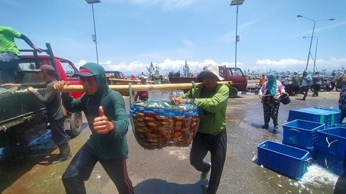 Nelayan di TPI Pengambengan Jembrana