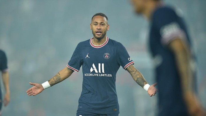 PARIS, FRANCE - SEPTEMBER 19: Neymar Jr #10 of Paris Saint-Germain during the Ligue 1 Uber Eats match between Paris Saint Germain and Lyon at Parc des Princes on September 19, 2021 in Paris, France. (Photo by Lionel Hahn/Getty Images)