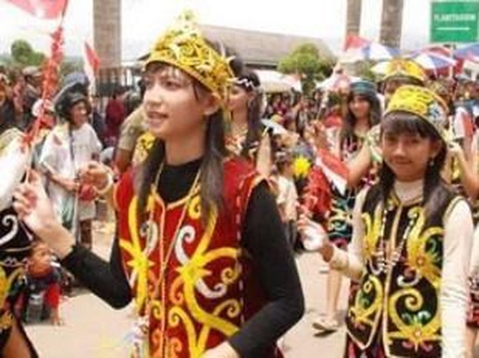 Pakaian Adat Bulan Kuurung dari kalimantan timur