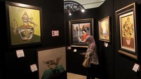 Puluhan lukisan dipamerkan di acara tersebut.