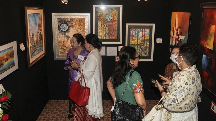 Pameran Lukisan IWPW 2022 Pameran lukisan IWPW bertema 'The Healing Energy of Colors' digelar di Balai Sarwono, Jakarta Selatan, Senin (19/9/22). Pameran itu dalam rangka HUT ke-37 IWPI.