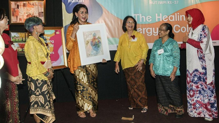 Pameran Lukisan IWPW 2022 Pameran lukisan IWPW bertema 'The Healing Energy of Colors' digelar di Balai Sarwono, Jakarta Selatan, Senin (19/9/22). Pameran itu dalam rangka HUT ke-37 IWPI.