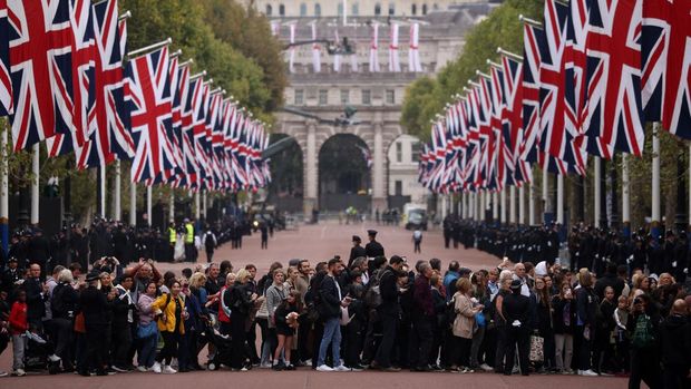 Pandangan umum pelayat di sepanjang The Mall menjelang Pemakaman Negara Ratu Elizabeth II pada 19 September 2022 di London, Inggris. (Getty Images/Dan Kitwood)