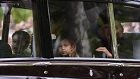 Ini kali pertama Pangeran George dan Putri Charlotte muncul usai kabar duka meninggalnya Ratu Elizabeth II. Foto: AFP/PAUL ELLIS