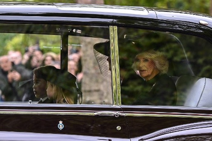 Britain's Camilla, Queen Consort (R), Britain's Catherine, Princess of Wales (2nd R), Britain's Prince George of Wales (2nd L) and Britain's Princess Charlotte of Wales (C) travel down The Mall in London on September 19, 2022, ahead of the State Funeral Service of Britain's Queen Elizabeth II. - Leaders from around the world will attend the state funeral of Queen Elizabeth II. The country's longest-serving monarch, who died aged 96 after 70 years on the throne, will be honoured with a state funeral on Monday morning at Westminster Abbey. (Photo by Paul ELLIS / POOL / AFP)