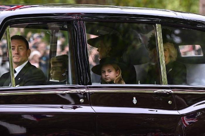 Britain's Camilla, Queen Consort (R), Britain's Catherine, Princess of Wales (2nd R), Britain's Prince George of Wales (2nd L) and Britain's Princess Charlotte of Wales (C) travel down The Mall in London on September 19, 2022, ahead of the State Funeral Service of Britain's Queen Elizabeth II. - Leaders from around the world will attend the state funeral of Queen Elizabeth II. The country's longest-serving monarch, who died aged 96 after 70 years on the throne, will be honoured with a state funeral on Monday morning at Westminster Abbey. (Photo by Paul ELLIS / POOL / AFP)