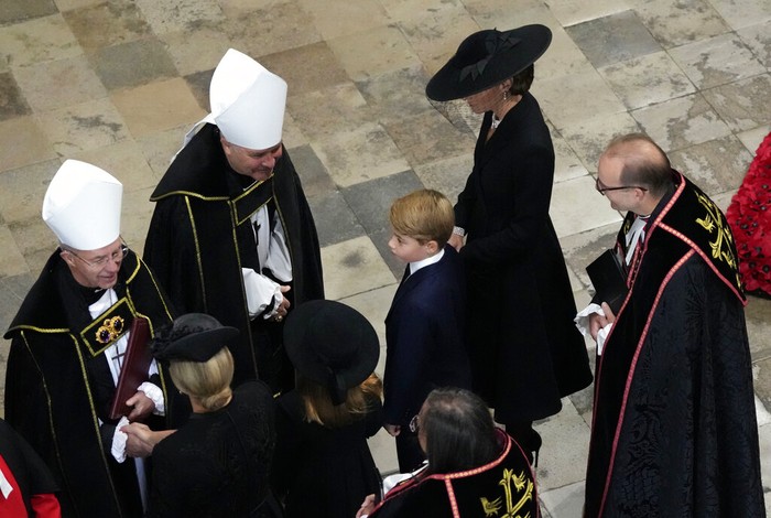 Pangeran George dan Putri Charlotte Britain's Camilla, Queen Consort (R), Britain's Catherine, Princess of Wales (2nd L), Britain's Prince George of Wales (L) and Britain's Princess Charlotte of Wales (2nd R) travel down The Mall in London on September 19, 2022, ahead of the State Funeral Service of Britain's Queen Elizabeth II. - Leaders from around the world will attend the state funeral of Queen Elizabeth II. The country's longest-serving monarch, who died aged 96 after 70 years on the throne, will be honoured with a state funeral on Monday morning at Westminster Abbey. (Photo by Paul ELLIS / POOL / AFP)