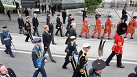Merupakan tradisi bagi bangsawan yang bekerja untuk mengenakan pakaian militer di acara-acara yang relevan, seperti Trooping the Color dan pemakaman.  Foto: Samir Hussein/WireImage/Samir Hussein