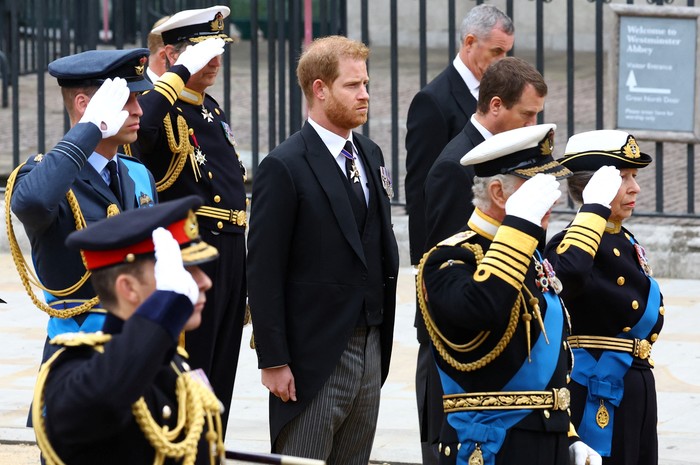 Pangeran Harry LONDON, ENGLAND - SEPTEMBER 19: (L-R) William, Prince of Wales, King Charles III, Anne, Princess Royal and Prince Harry, Duke of Sussex arrive for the State Funeral of Queen Elizabeth II at Westminster Abbey on September 19, 2022 in London, England. Elizabeth Alexandra Mary Windsor was born in Bruton Street, Mayfair, London on 21 April 1926. She married Prince Philip in 1947 and ascended the throne of the United Kingdom and Commonwealth on 6 February 1952 after the death of her Father, King George VI. Queen Elizabeth II died at Balmoral Castle in Scotland on September 8, 2022, and is succeeded by her eldest son, King Charles III. (Photo by Samir Hussein/WireImage)
