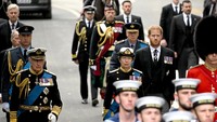 Harry mengenakan setelan seperti yang dia lakukan selama prosesi di Westminster Hall. Foto: Samir Hussein/WireImage/Samir Hussein