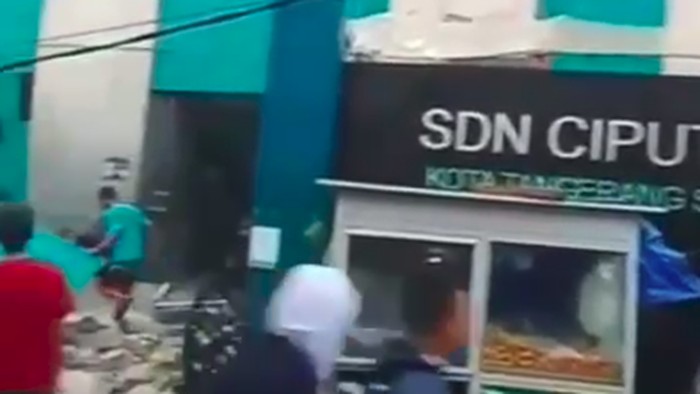 Papan tulisan SDN Ciputat 04 copot akibat hujan deras disertai angin kencang, Senin (19/9/2022) sore.