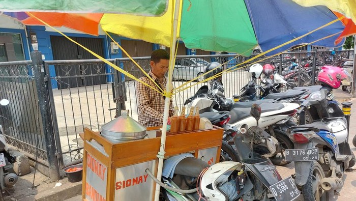 Pedagang Asongan Kena Dampak BBM Mahal