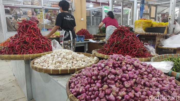 Pedagang cabai di Pasar Legi, Solo, Senin (19/9/2022).