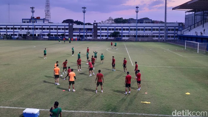 Pemain Timnas Indonesia berlatih di lapangan Stadion Persib.