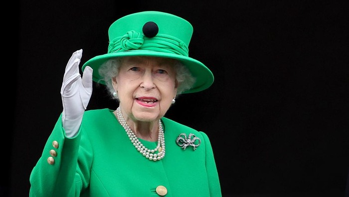 LONDON, ENGLAND - JUNE 05: Queen Elizabeth II waves from the balcony of Buckingham Palace during the Platinum Jubilee Pageant on June 05, 2022 in London, England. The Platinum Jubilee of Elizabeth II is being celebrated from June 2 to June 5, 2022, in the UK and Commonwealth to mark the 70th anniversary of the accession of Queen Elizabeth II on 6 February 1952.  (Photo by Chris Jackson/Getty Images)