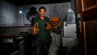 Perajin menunjukkan daun tembakau sebelum diolah menjadi cerutu di industri rumah tangga tembakau di Paya Tumpi, desa wisata Takengon, Aceh tengah, Minggu (18/9/2022).