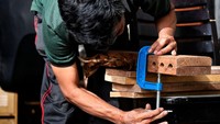 Untuk mendapatkan bentuk dan hasil yang sempurna, daun dipress terlebih dahulu.