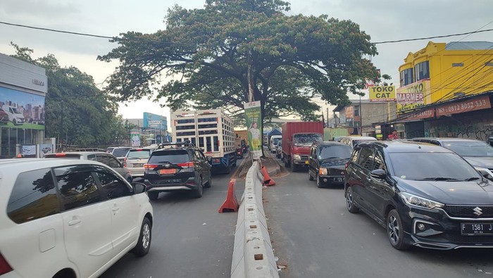 Penampakan U-Turn di Jalan Alternatif Cibubur yang diuji coba ditutup (Rizky-detikcom)