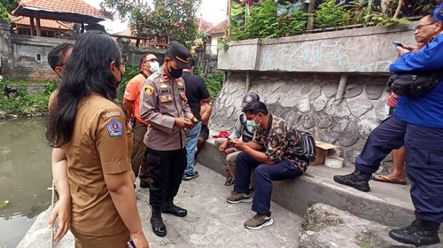 Penemuan bayi mengapung sudah meninggal dunia di Tukad (Sungai) Badung di wilayah Jalan Gunung Kerinci, Kota Denpasar. (Dok. Polresta Denpasar)