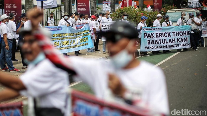 Pensiunan Pupuk Kaltim Demo Gedung Kementerian BUMN Massa dari Perkumpulan Pensiunan Pupuk Kaltim menggelar aksi di Gedung Kementerian BUMN, Jakarta, Senin (19/9/2022).