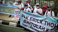 Spanduk-spanduk itu berisi permintaan bantuan kepada Menteri Badan Usaha Milik Negara (BUMN) Erick Thohir.