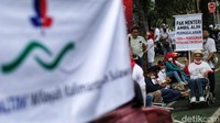 Mereka mengaku menjadi korban Jiwasraya. Sebab semasa masih aktif menjadi karyawan mereka telah membayar iuran bulanan kepesertaan Dana Pensiun Program Manfaat Pasti seumur hidup. Dengan demikian berdasarkan UU Dana Pensiun No.11 tahun 1992, Manfaat Pensiun yang diperoleh pensiunan tidak boleh turun dan harus diterima seumur hidup.