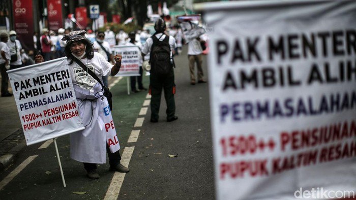 Massa dari Perkumpulan Pensiunan Pupuk Kaltim menggelar aksi di Gedung Kementerian BUMN, Jakarta, Senin (19/9/2022).