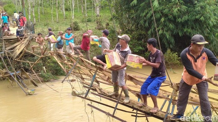 Penyaluran bantuan untuk warga terisolir akibat jembatan putus di Bengkulu Utara.