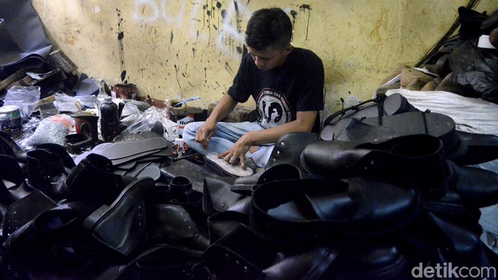 Perajin sepatu di Cibaduyut.