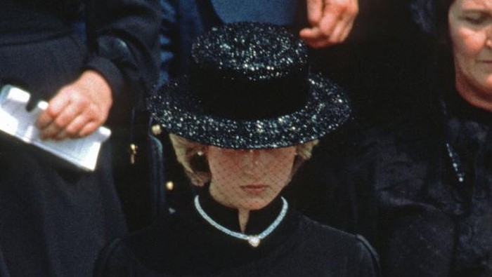 MONACO - SEPTEMBER 18: Diana, Princess of Wales, wearing a black dress and black boater hat with a netted veil and a heart shaped diamond necklace which was a gift from Prince Charles, Prince of Wales to mark the birth of Prince William,  attends the funeral of Princess Grace of Monaco on September 18, 1982 in Monaco. (Photo by Anwar Hussein/Getty Images)
