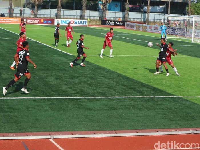 Persipa (merah) saat melawan Persijap (hitam) di Stadion Joyo Kusumo, Pati, Minggu (18/9/2022).