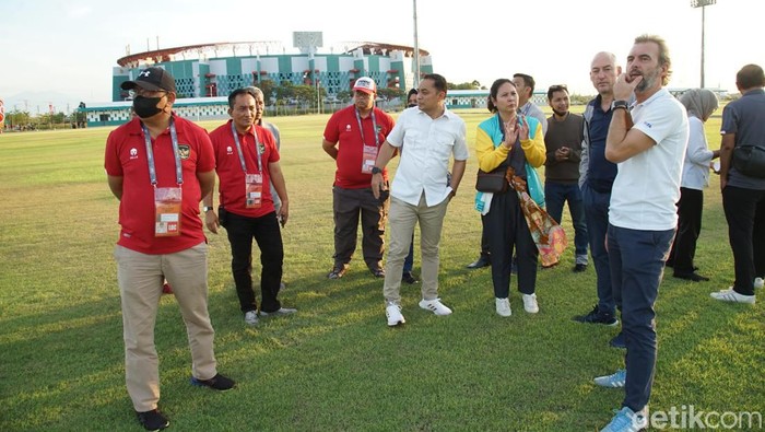 Perwakilan FIFA saat meninjau Stadion Gelora Bung Tomo.