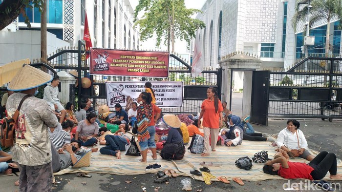 Petani dari Palas aksi menginap di DPRD Sumut.