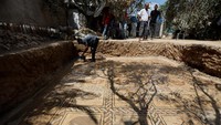 Jalur Gaza adalah rute perdagangan yang ramai antara Mesir dan Levant di zaman kuno. Jalur pantai penuh dengan sisa-sisa peradaban kuno, dari Zaman Perunggu hingga era Islam dan Ottoman.