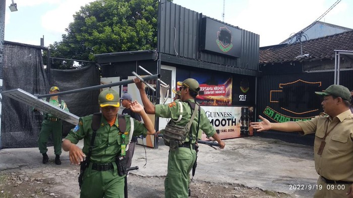 Petugas menyegel salah satu kafe di Babarsari Jogja, Senin (19/9/2022)