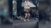 Pinkan Mambo berjoget dengan heboh dan mendapat tepuk tangan penonton. Foto: TikTok