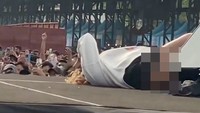 Pinkan Mambo rela tidur-tiduran di atas panggung. Foto: TikTok