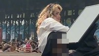 Terakhir, Pingkan Mambo melahirkan kontroversi karena sampai berbaring di panggung dengan menggunakan rok mini. Foto: TikTok