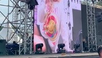 Aksi tak biasa Pinkan Mambo tersebut menyita perhatian warganet. Foto: TikTok