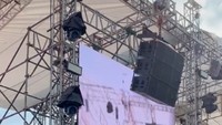 Pinkan Mambo juga bernyanyi sambil duduk di lantai panggung. Foto: TikTok