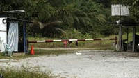 Sebelum meninggalkan RI mereka akan mendapatkan pemeriksaan kelengkapan seperti KTP, petugas Imigrasi juga memeriksa barang bawaan yang dibawa warga.