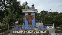 Di pos sementara ini juga terdapat titik 0 Indonesia Malaysia dengan ornamen khas Dayak.