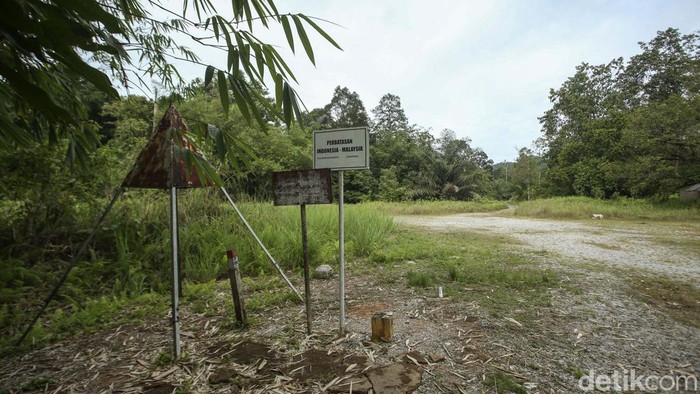 PLBN Jagoi Babang di Kabupaten Bengkayang, Kalbar, yang berbatsan langsung dengan Malaysia tengah dibangun. Saat ini warga bisa melintas melalui pos sementara.